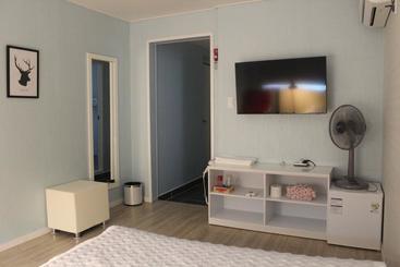 Hi & J Guesthouse Hostel