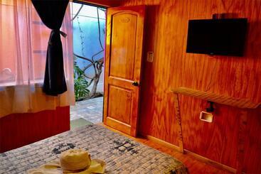 هاستل Hostal Michel