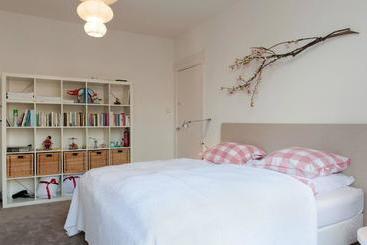 تختخواب و صبحانه Amsterdam The Blossom Room