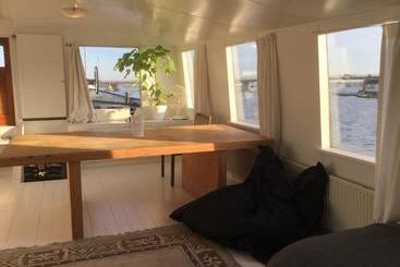 تختخواب و صبحانه The Island Houseboat
