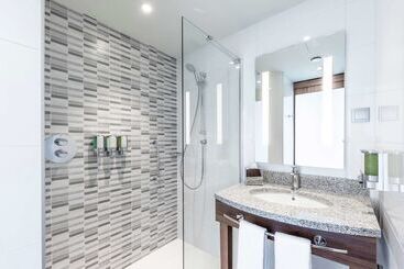 هتل Hampton By Hilton Oswiecim