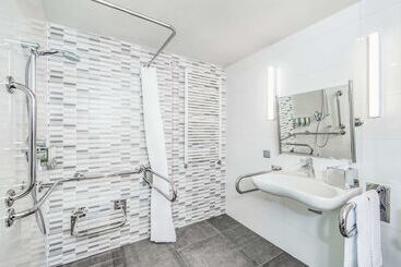 هتل Hampton By Hilton Oswiecim