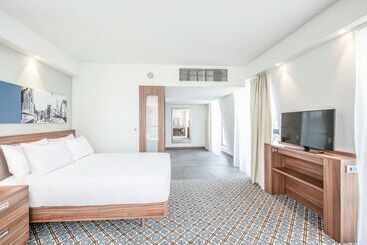 هتل Hampton By Hilton Oswiecim