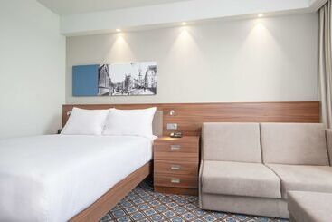 هتل Hampton By Hilton Oswiecim