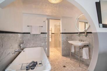 هتل Josephines Luxury Accommodation