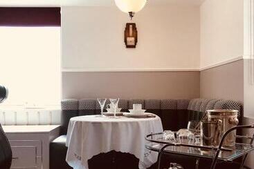 هتل Josephines Luxury Accommodation