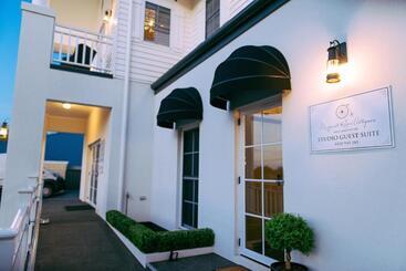 هتل Josephines Luxury Accommodation