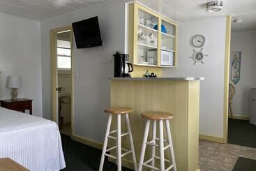 Moontide Motel Cabins & Apartments