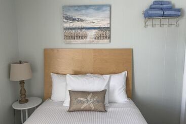 Moontide Motel Cabins & Apartments