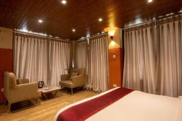 Everest Manla Resort
