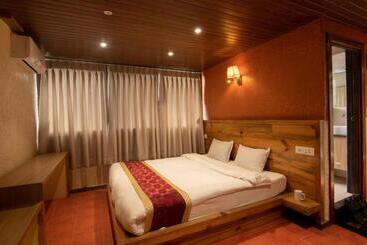Everest Manla Resort