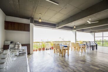 Fabhotel Iwe Studio Yelahanka