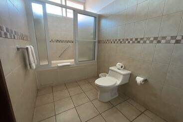 هتل Cayman Suites