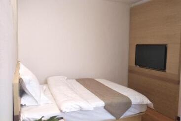 هتل Greentree Inn Henan Shangqiu Liangyuan District Railway Station Express