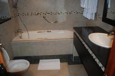هتل Sunset Reef Resort & Spa