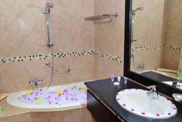 هتل Sunset Reef Resort & Spa
