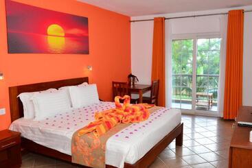 هتل Sunset Reef Resort & Spa