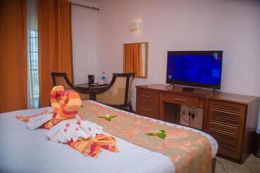 هتل Sunset Reef Resort & Spa
