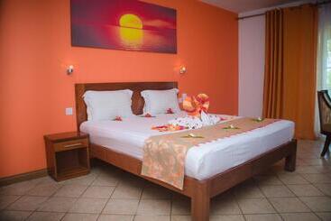هتل Sunset Reef Resort & Spa