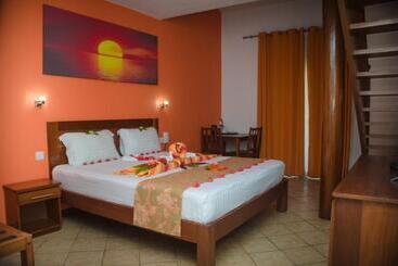 هتل Sunset Reef Resort & Spa