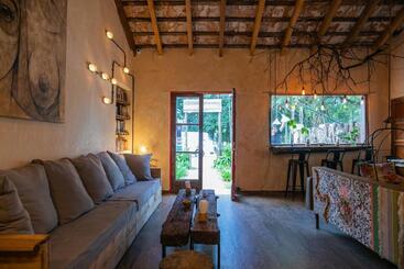 Pura Vida Mae Hostel