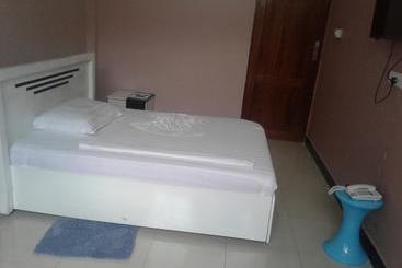 هتل B10 Airport Lodge