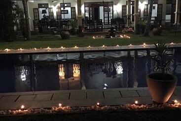 تختخواب و صبحانه Good Karma Villa