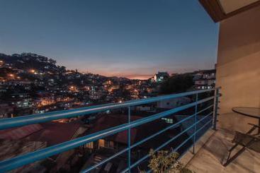 تختخواب و صبحانه The Half House By Elmar Cabin