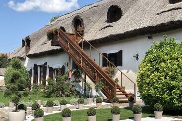 تختخواب و صبحانه The Houses Of History  Anno 1830