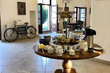 تختخواب و صبحانه The Houses Of History  Anno 1830