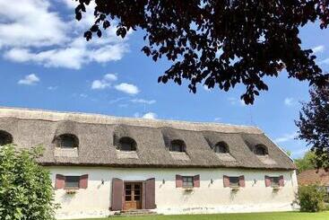 تختخواب و صبحانه The Houses Of History  Anno 1830