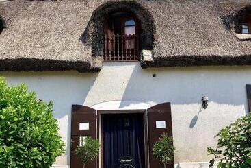 تختخواب و صبحانه The Houses Of History  Anno 1830