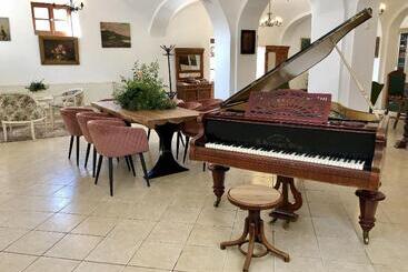 تختخواب و صبحانه The Houses Of History  Anno 1830