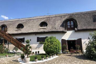 تختخواب و صبحانه The Houses Of History  Anno 1830
