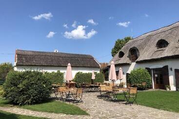 تختخواب و صبحانه The Houses Of History  Anno 1830