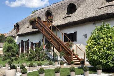 تختخواب و صبحانه The Houses Of History  Anno 1830