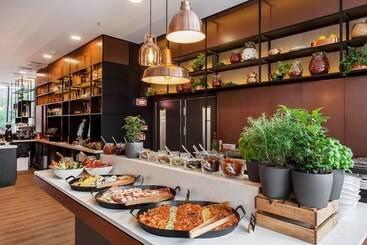 هتل Courtyard By Marriott Vilnius City Center