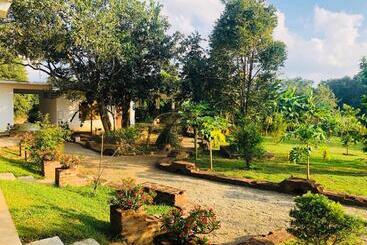 هتل Into The Wild Sigiriya