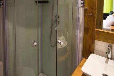 هاستل Modern & Recycled Guest House
