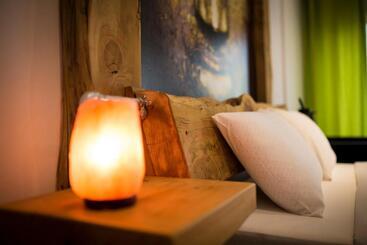 هاستل Modern & Recycled Guest House