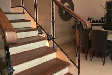 تختخواب و صبحانه Che S House