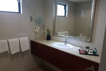 Paddy S Hotel & Apartments
