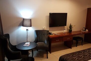 Paddy S Hotel & Apartments