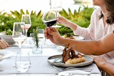 استراحتگاه Lazure Hotel & Marina