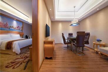 Vienna Hotel Guangdong Gaozhou City East Passenger Depot