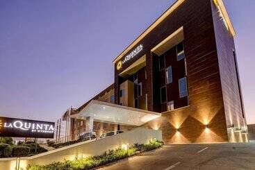 هتل La Quinta By Wyndham Santiago Aeropuerto