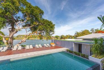 استراحتگاه The Lake Chalong Hotel Sha Plus