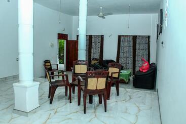تختخواب و صبحانه Ever Glow Guest Mirissa