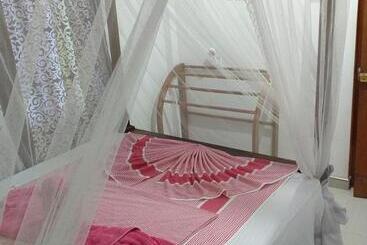 تختخواب و صبحانه Ever Glow Guest Mirissa