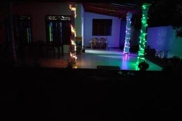 تختخواب و صبحانه Ever Glow Guest Mirissa